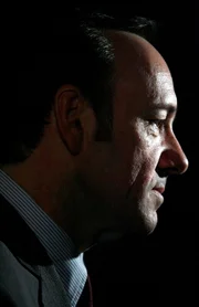 Kevin Spacey bei einem Benefizabend f&uuml;r das Old Vic Theatre in London im Planet Hollywood in New York City. Hinweis: Verwendung des sendungsbezogenen Materials nur mit dem Hinweis und Verlinkung auf RTL+.