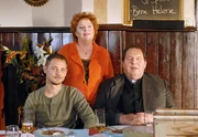 Mangels Pfarrhaus bezieht Pfarrer Braun (Ottfried Fischer, re.) mit seiner Haushälterin Margot Roßhauptner (Hansi Jochmann) und seinem Messdiener Armin (Antonio Wannek) Quartier im "Gasthof zum Birnbaum". Mangels Pfarrhaus bezieht Pfarrer Braun (Ottfried Fischer, re.) mit seiner Haushälterin Margot Roßhauptner (Hansi Jochmann) und seinem Messdiener Armin (Antonio Wannek) Quartier im "Gasthof zum Birnbaum".
