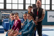 Bereits seit acht Jahren sind sie ein eingeschworenes Team, die Kunstturnerinnen des Teams "Vis Invicta" aus Neapel. Von links: Anna (Giada Pirozzi), Nadia (Federica Cuomo), Carla (Giada Savi), Benedetta (Eva Lurlaro), Martina (Alessia De Falco). Trainerin Rachele (Antonia Truppo, 3.v.r.) und Mannschaftsarzt Alex (Filippo Nigro, r.) haben Gro&szlig;es mit ihren M&auml;dchen vor.