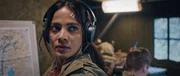 Die von der amerikanischen Botschaft auf den mysteri&ouml;sen Eric angesetzte Agentin Cora Hathaway (Priyanka Bose) &uuml;berlebt mit Gl&uuml;ck einen, von dem von ihr Gejagten verursachten, Helikopterabsturz.
