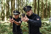 Pinar (Aybi Era) und Kris (Marc Barthel) gehen den Schussgeräuschen im Wald nach und entdecken Fleischer und dessen Sohn beim illegalen Schießen. Pinar (Aybi Era) und Kris (Marc Barthel) gehen den Schussgeräuschen im Wald nach und entdecken Fleischer und dessen Sohn beim illegalen Schießen.