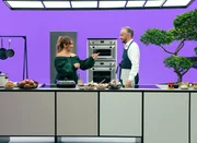 Jan B&ouml;hmermann (r.) mit Enissa Amani (l.) in der Sendung "B&ouml;hmi brutzelt".