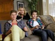 Eigentlich hatte Sarah Marquardt (Alexa Maria Surholt, mi.) ihrem Sohn Bastian (Johann Lukas Sickert, li.) einen Besuch bei Jonas Heilmann (Anthony Petrifke, re.) verboten. Als er dann doch darf und Sarah auch noch besonders gut drauf ist, hat Roland das Gef&uuml;hl, das mehr dahinter steckt, als nur ein rein freundschaftlicher Besuch.