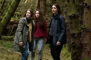 DCI Amy Silva (Suranne Jones, r.) und ihre Kollegin DI Kirsten Longacre (Rose Leslie, l.) haben die ver&auml;ngstigte Sabiha Chapman (Hiba Medina) bei ihrem toten Vater im Wald gefunden.