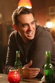 Eddie (Bobby Cannavale) flirtet mit seiner Kollegin Lilly ...