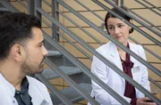 Dr. Ilay Demir (Tan Caglar, li.) kann schwer mit Dr. Maria Webers Entscheidung umgehen. Doch Maria m&ouml;chte zum jetzigen Zeitpunkt keinen nahestehenden Menschen einweihen, erst, wenn sie die Untersuchungsergebnisse hat.