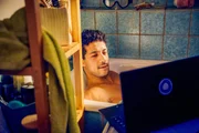 Yannik (Rojan Juan Barani) macht es sich in der Badewanne &bdquo;gem&uuml;tlich&ldquo;.