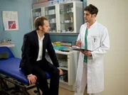 Markus Wiedemann (Christian N&auml;the, links) ist nach einer durchzechten Nacht im Casino entkr&auml;ftet zusammengebrochen. Er ist zwar schnell wieder auf den Beinen, aber die Untersuchungen durch Dr. Niklas Ahrend (Roy Peter Link) bringen einen Zufallsbefund ans Licht. Markus hat ein Aneurysma im Kopf, das schnellstens operiert werden muss. Markus hat am n&auml;chsten Tag ein lukratives Pokerturnier und w&uuml;rde die OP gern verschieben. Niklas macht Markus den Ernst der Lage klar und dass das Aneurysma jederzeit platzen k&ouml;nnte. Markus bittet Niklas, seiner Schwester Inka nichts davon zu erz&auml;hlen.