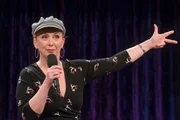 Martina Brandl entt&auml;uscht nie, auch heikle Themen werden ins Komische verwandelt.
