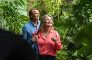 Petra Minou (Birge Schade) und Martin Stein (Bernhard Bettermann) haben sich zu ihrem ersten Date im botanischen Garten verabredet. Petra Minou (Birge Schade) und Martin Stein (Bernhard Bettermann) haben sich zu ihrem ersten Date im botanischen Garten verabredet.