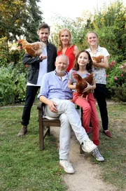 Neues von der Familie Teuffel aus dem brandenburgischen Dorf Krummenwalde. Beate (Katja Flint) und Steffen (Axel Milberg) mit ihren Spr&ouml;sslingen Sophie (Salome Ridder, vorne rechts), Kai (Martin Aselmann, hinten li.) und Lisa (Anke Retzlaff, hinten re.).