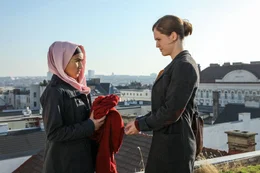 Selen Savas (Ilayda), Emily Cox (Martha).