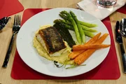 Leibgericht: Gebratenes Kabeljaufilet mit Petersilien-Pesto, Kartoffelp&uuml;ree, glasierten M&ouml;hren und gr&uuml;nem Spargel von Tung Nguyen.