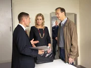 Sarah Marquardt (Alexa Maria Surholt, Mitte) braucht Dr. Kaminski (Udo Schenk, links) dringend in der Klinik. Dort liegt ein junger Patient, der nur von Kaminski operiert werden kann. Doch statt zu helfen, verschlimmert Sarah Kaminskis Situation im Gef&auml;ngnis. Oberkommissar Gassmann (Arnfried Lerche) belauscht ein Gespr&auml;ch zwischen den beiden, welches seine geringsch&auml;tzige Meinung von &Auml;rzten nur noch unterstreicht. Das Ergebnis: Sarah muss gehen und Kaminski seine Fingerabdr&uuml;cke abgeben.