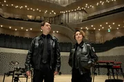 Daniel Schirmer (Sven Fricke, l.) und Nina Sieveking (Wanda Perdelwitz, r.) sind sichtlich beeindruckt vom gro&szlig;en Saal der Elbphilharmonie.