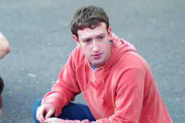 Surferlook statt Businessanzug: Mark Zuckerberg wie er sich gerne zeigt.
