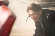 Air Marshal Marcus Grainger (Dougray Scott) muss sich wegducken, als bei einer Vorf&uuml;hrung die Drohnen au&szlig;er Kontrolle geraten und ins Publikum feuern.