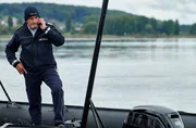 Paul Schott (Tim Wilde) entdeckt ein auf dem Bodensee treibendes Boot.
