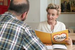 Jackies Mutter Mouna wird beim Lehrergespr&auml;ch klar, dass ihre Tochter einige Geheimnisse hat.