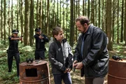 Pinar (Aybi Era, l.) und Kris (Marc Barthel, 2.v.l.) überraschen Uwe Fleischer (Andreas Anke, r.), der seinem Sohn Hermann (Valentin Just, 2.v.r.) auf einem illegalen Schießstand das Schießen beibringt. Pinar (Aybi Era, l.) und Kris (Marc Barthel, 2.v.l.) überraschen Uwe Fleischer (Andreas Anke, r.), der seinem Sohn Hermann (Valentin Just, 2.v.r.) auf einem illegalen Schießstand das Schießen beibringt.