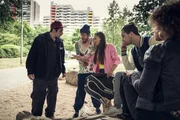 Sol (Eko Fresh, l.) und Hardy (Sascha Reimann, 2.v.l.) suchen nach dem Spr&uuml;her, der die W&auml;nde im Viertel verunstaltet. In Verdacht ger&auml;t auch Lisa (Cosima Henman, M.).