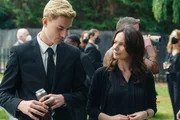 Jonny (Eden H. Davies) und seine Mutter Ann (Clare Calbraith) nehmen auf der Beerdigung Abschied von Vater und Ehemann. Jonny (Eden H. Davies) und seine Mutter Ann (Clare Calbraith) nehmen auf der Beerdigung Abschied von Vater und Ehemann.