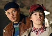 Der kleine Lukas Lehmkuhl (Patrick Mölleken) führt Messdiener Armin (Antonio Wannek, li.) in ein unterirdisches Verlies. Der kleine Lukas Lehmkuhl (Patrick Mölleken) führt Messdiener Armin (Antonio Wannek, li.) in ein unterirdisches Verlies.