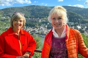Annette Krause mit Heidelberg-Expertin und Buchautorin Susanne Kahlig vor der Kulisse Heidelbergs.