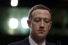 Mit seiner gro&szlig;er Reichweite und der Verbreitung von Fake News richtet Facebook nach Expertenmeinung immensen Schaden an.