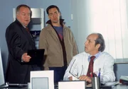 Die Beamten Kehler (Wolfgang Bathke, li.) und Bonhoff (Wolfgang Krewe, Mi.) wollen von Prof. H&auml;usler (Thomas Bestvater) wissen, in welcher Beziehung er zu der ermordeten Resa Neubert stand.