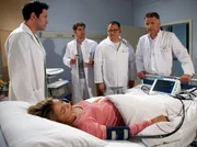 Die &Auml;rzte sind ratlos: Arzu (Arzu Bazman, liegend) ging es nach der Geburt ihres Kindes gut. Doch pl&ouml;tzlich ist sie bewusstlos geworden und wacht nicht wieder auf. V.li.: Dr. Philipp Brentano (Thomas Koch), Dr. Niklas Ahrend (Roy Peter Link), Hans-Peter Brenner (Michael Trischan), Dr. Roland Heilmann (Thomas R&uuml;hmann)