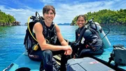 Durch die Wildnis mit Simon Reeve Im Korallendreieck Simon Reeve beim Tauchen mit der Meeresschutzaktivistin Nesha Ichida in den Gew&auml;ssern des Korallendreiecks.