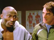 Detective Logan (Chris Noth, r.) verhört Chibueze (Babs Olusanmokun), der bei einer Schießerei verletzt wurde. Warum will der Nigerianer nicht auspacken? Detective Logan (Chris Noth, r.) verhört Chibueze (Babs Olusanmokun), der bei einer Schießerei verletzt wurde. Warum will der Nigerianer nicht auspacken?