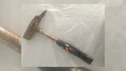 Ermittler entdecken in einem See diesen Hammer. Die Spurensicherung kann feststellen: Es handelt sich um eine Mordwaffe.