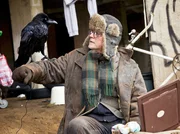 Alfred Gruber (Olaf Krätke) hat es nach dem Tod seiner Frau und dem Verlust seiner Arbeitsstelle aus der Bahn geworfen. Er hat getrunken und haust seither unter einer Brücke. Seit geraumer Zeit teilt er sich dieses Plätzchen mit einem Raben, dem er Geschichten aus der guten alten Zeit erzählt. Alfred Gruber (Olaf Krätke) hat es nach dem Tod seiner Frau und dem Verlust seiner Arbeitsstelle aus der Bahn geworfen. Er hat getrunken und haust seither unter einer Brücke. Seit geraumer Zeit teilt er sich dieses Plätzchen mit einem Raben, dem er Geschichten aus der guten alten Zeit erzählt.