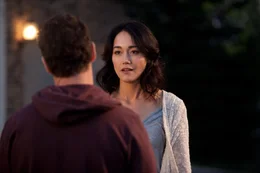 Ken (Justin Bartha, l.); Tracey (Sandrine Holt, r.)