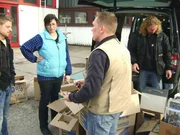 Tr&ouml;delexperte Otto Schulte (2.v.r.) nimmt sich den von Ramona wahllos im Internet gekauften Sachen an...