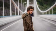 Auf seiner Flucht muss Eric (Nat Wolff) mit seiner Helferin Christine die imposante Hardangerbr&uuml;cke &uuml;berqueren.