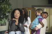 W&auml;hrend die Ehe von Cristina (Sandra Oh, l.) und Owen auf dem Pr&uuml;fstand steht, fasst Meredith (Ellen Pompeo, r.) einen folgenschweren Entschluss ...