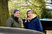 Gudrun Wohlers (Katrin Pollitt, l.) und Yasmin Meckel (Sophie Dal, r.) auf Spurensuche.