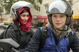 Selen Savas (Ilayda), Simon Morz&eacute; (Philip).