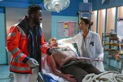 Dr. John Schmidt (Joel Williams, l.) bringt Jasmin (Gerit Kling) einen neuen Patienten (Kai-Peter G&auml;sler, M.) und nutzt die Gelegenheit, ihr zu sagen, dass die Notaufnahme des Elbkrankenhauses eine seiner Lieblingsadressen ist.