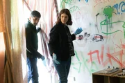 In Schottland suchen Kirsten Longacre (Rose Leslie) und ihr Kollege Daniel Ramsay (Amir El-Masry) in einer verd&auml;chtigen Wohnung nach Spuren des Sch&uuml;tzen aus dem Wald.