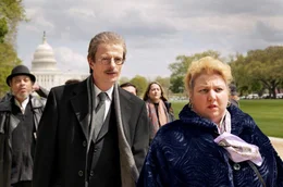 In Washington hoffen die Bremer Hausfrau Rabiye Kurnaz (Meltem Kaptan) und ihr Anwalt Bernhard Docke (Alexander Scheer) endlich herauszufinden, was mit Murat geschah.
