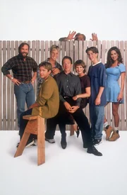v. L.: Al (Richard Karn), Randy (Jonathan Taylor Thomas), Bradley (Zachery Ty Bryan), Tim (Tim Allen), Wilson (Earl Hindman), Jill Taylor (Patricia Richardson), Mark (Taran Noah Smith) und Heidi (Debbe Dunning).
