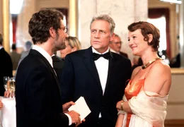 Dr. Levi (Heikko Deutschmann, links) f&uuml;hlt sich auch privat mit Arthur (Robert Atzorn) und Julia (Suzanne von Borsody) verbunden.