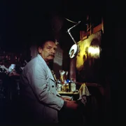 Herr Kanietz (Sigfrit Steiner), Kunsth&auml;ndler und Bildrestaurator, hat ein langes Leben hinter sich und ist froh, wenn er seine Ruhe hat.