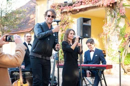 ARD Degeto WENN'S UM LIEBE GEHT, am Freitag (28.06.19) um 20:15 Uhr und um 01:10 Uhr im ERSTEN. Die gro&szlig;e Chance: Nina (Cristina do Rego) soll Schlagerstar Sunny (Julian Looman) bei einem Hochzeitsst&auml;ndchen begleiten. &copy; ARD Degeto/Marie Wiesler, honorarfrei - Verwendung gem&auml;&szlig; der AGB im engen inhaltlichen, redaktionellen Zusammenhang mit genannter Degeto-Sendung und bei Nennung "Bild: ARD Degeto/Marie Wiesler" (S2+). ARD Degeto/Programmplanung und Presse, Tel: 069/1509-335, degeto-presse@degeto.de