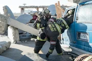 Mutig rettet Chief Wallace Boden (Eamonn Walker, l.) seinen Kollegen Kelly Severide (Taylor Kinney) aus dem eingeklemmten Wagen.