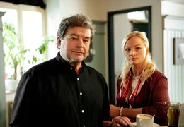 Ex-Mann Carl (Erwin Steinhauer) und Tochter Maren (Lena Baader) machen sich Sorgen um die allein stehende Hannah.
